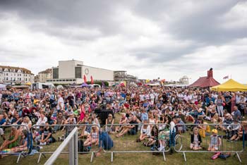 Crowds at the Main Stage (thumbnail)