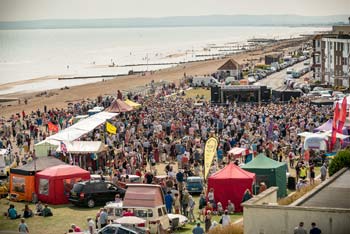 Crowds Building on the Jubilee Lawns (thumbnail)